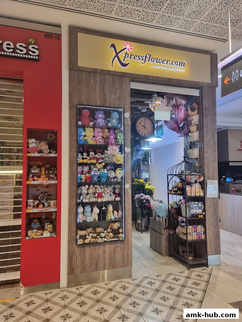 The entrance of Xpressflower.com shop, displaying plush toys, flowers, and balloons.