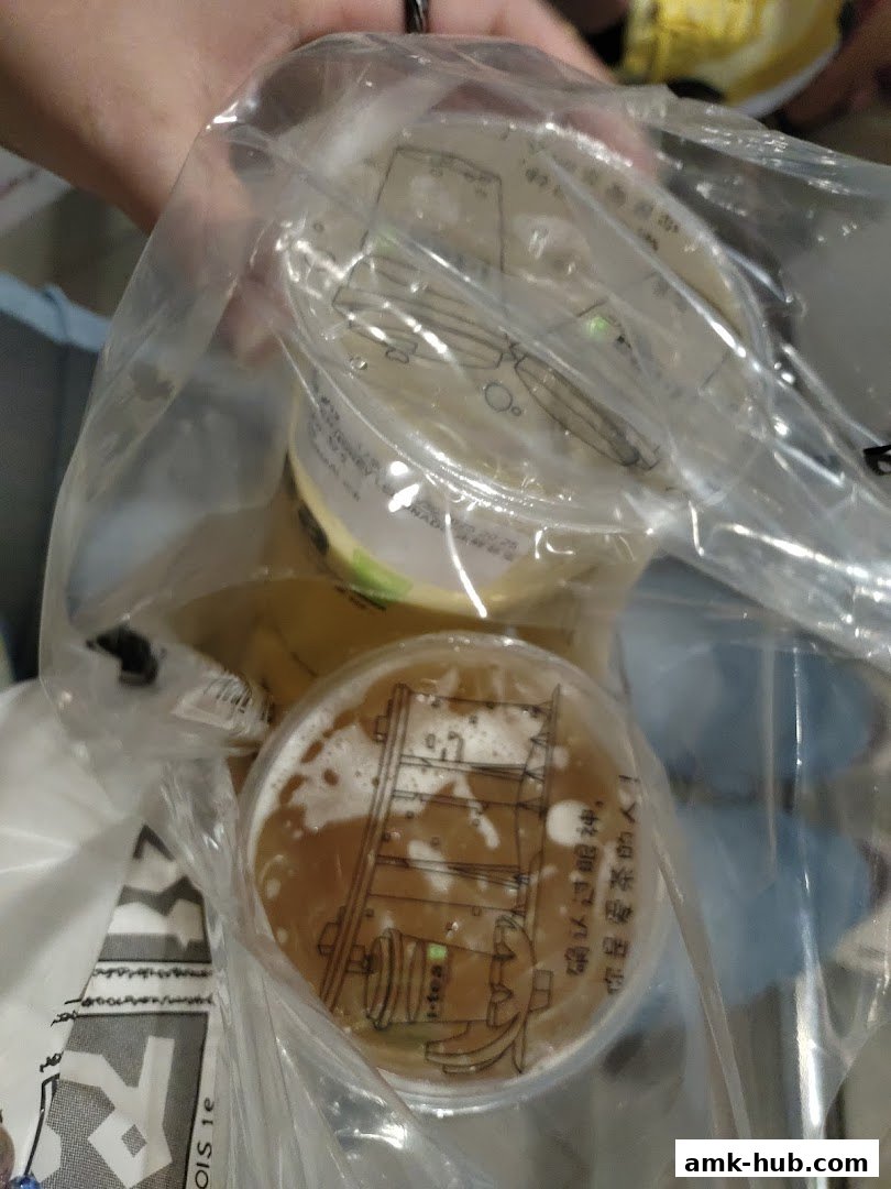 Two iTEA drinks in a plastic bag, one with a foamy top and Chinese text.