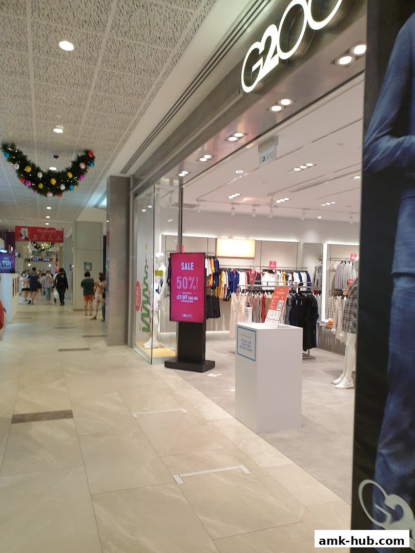 G2000 store front with a sale display and clothing racks visible inside.