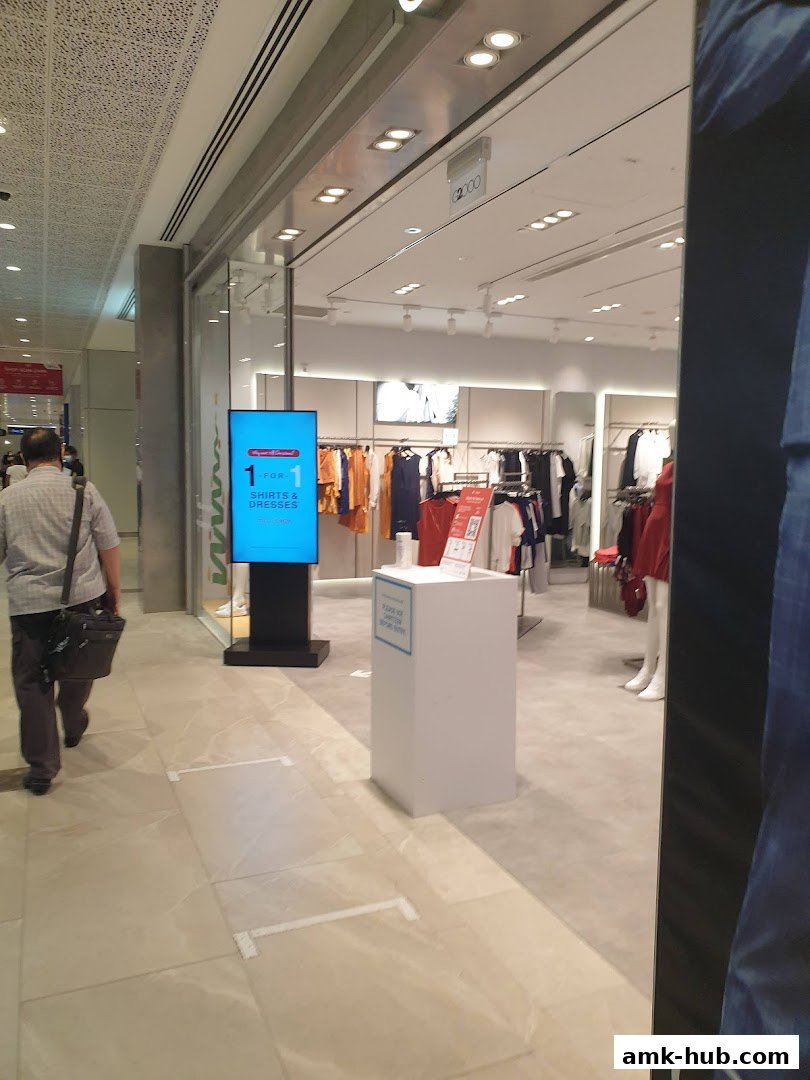 G2000 shop entrance with clothing displays and a promotional screen.