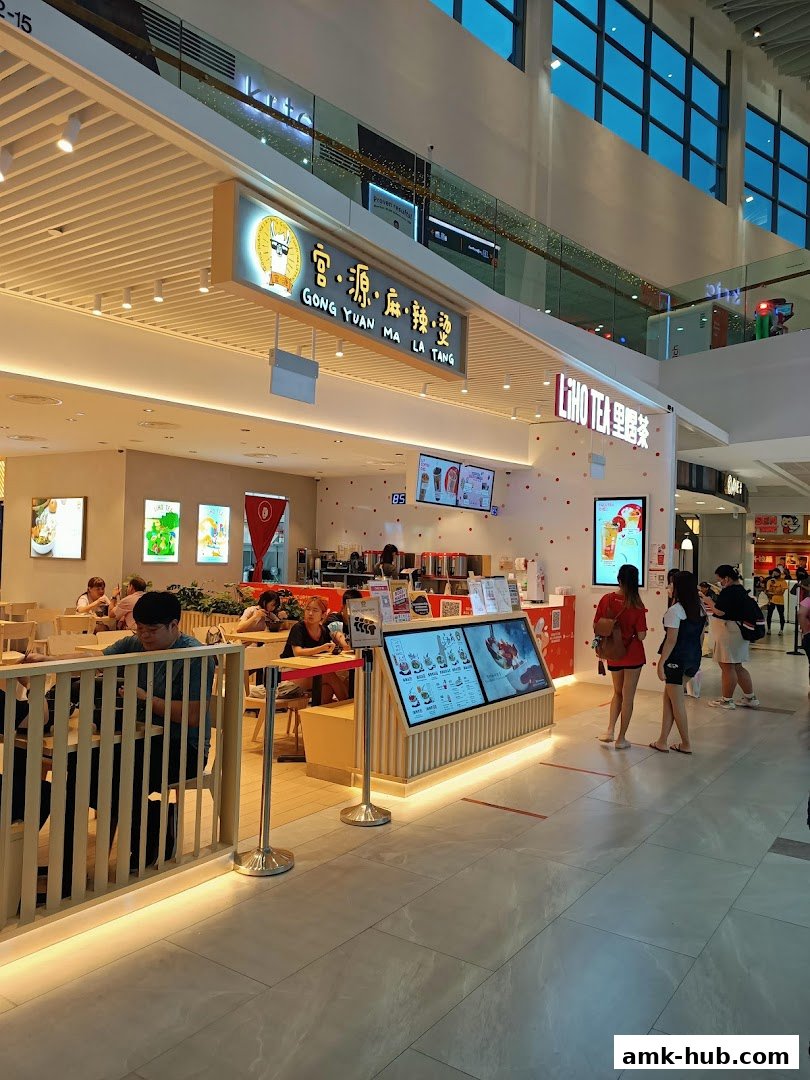 A Gong Yuan Ma La Tang and LiHo Tea shop with customers dining and queuing.