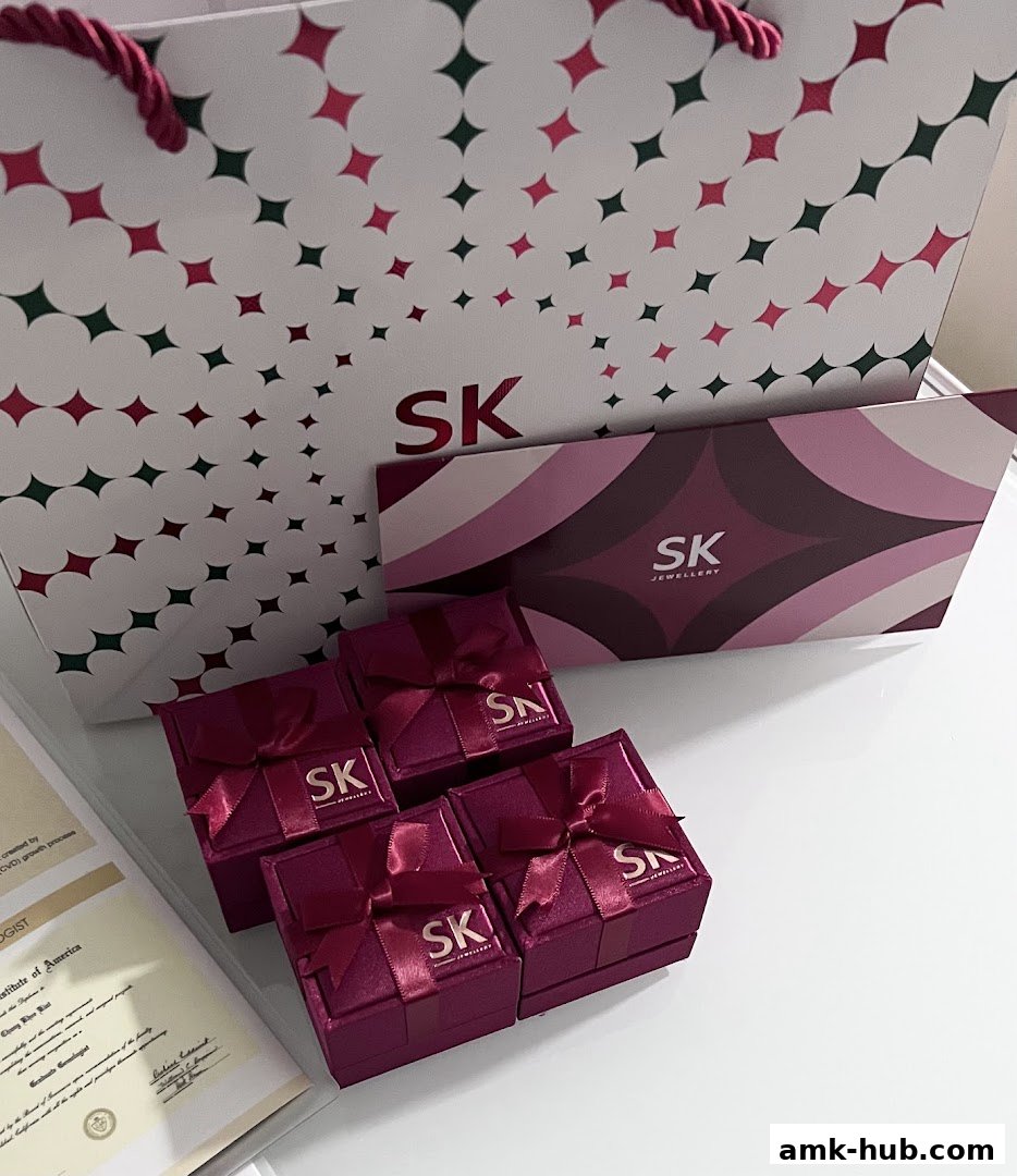 SK Jewellery branded gift boxes and shopping bag with a certificate.