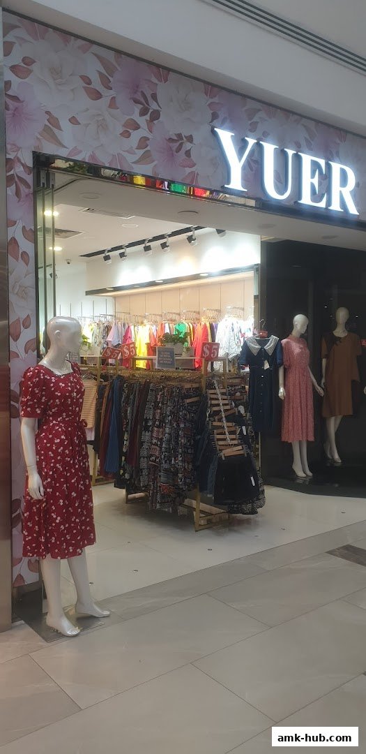 The Yu Er shop front displays a variety of women's clothing on racks and mannequins.