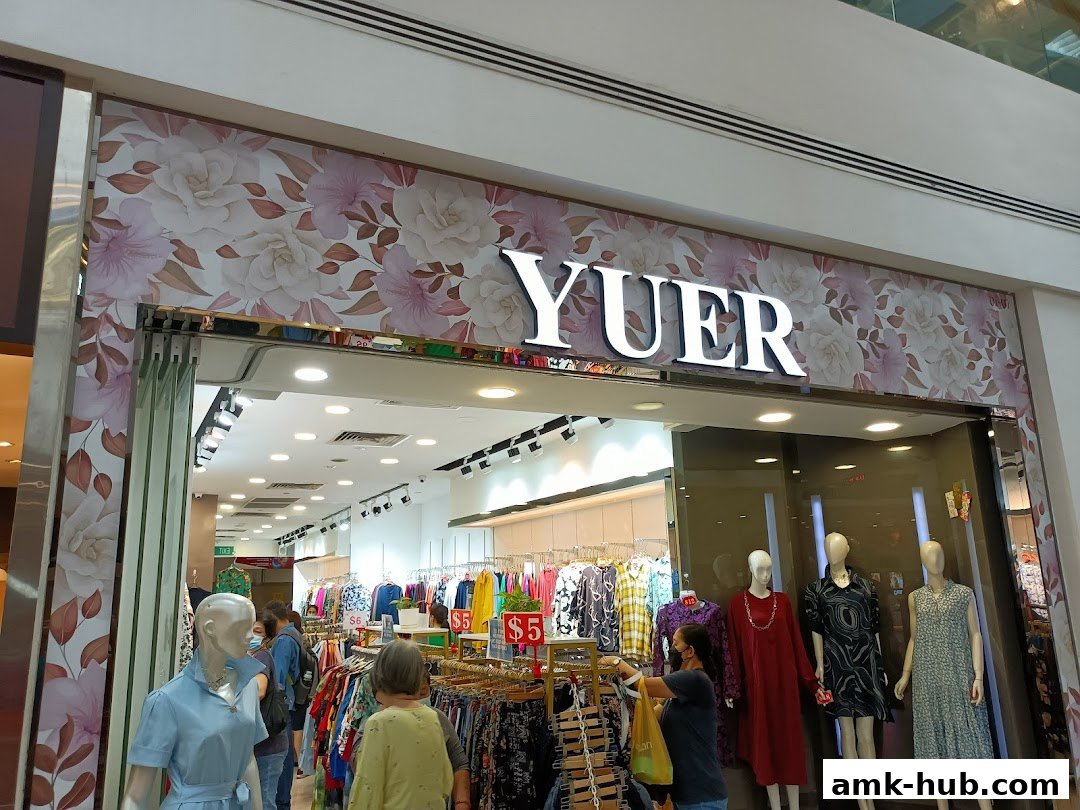The Yu Er shop front displays clothing on racks and mannequins, with floral wallpaper above the entrance.