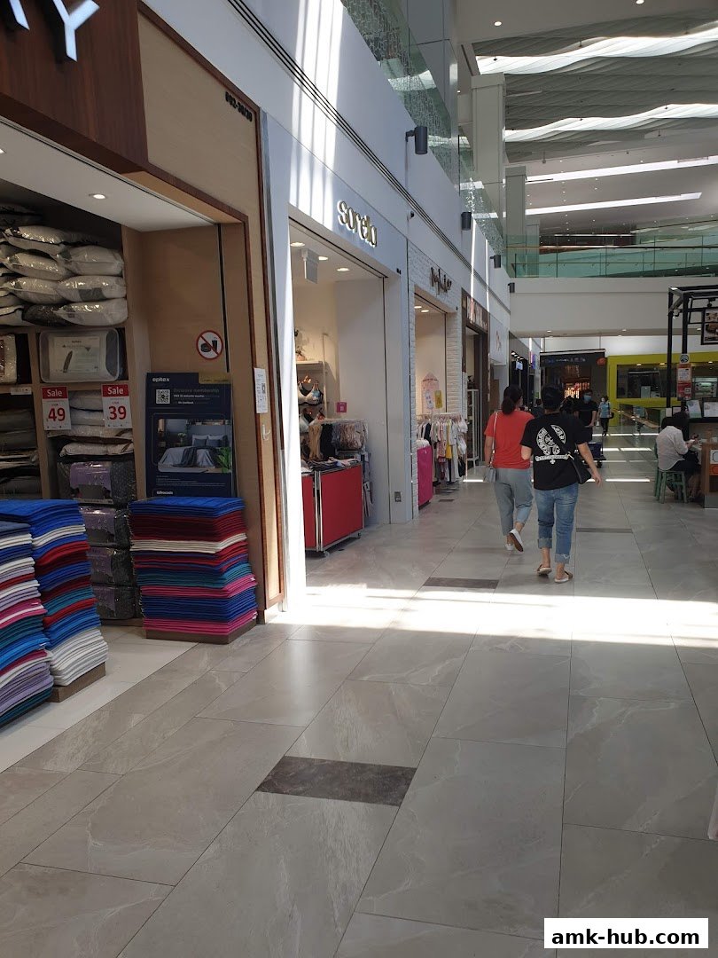 A shopping mall corridor with several shop fronts, including Song-Cho and Sutea.