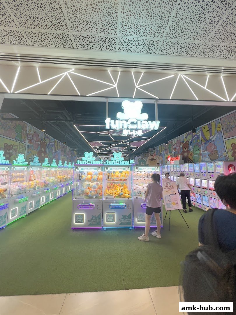 The entrance to Fun Claw, a shop filled with colorful claw machines and plush toys.
