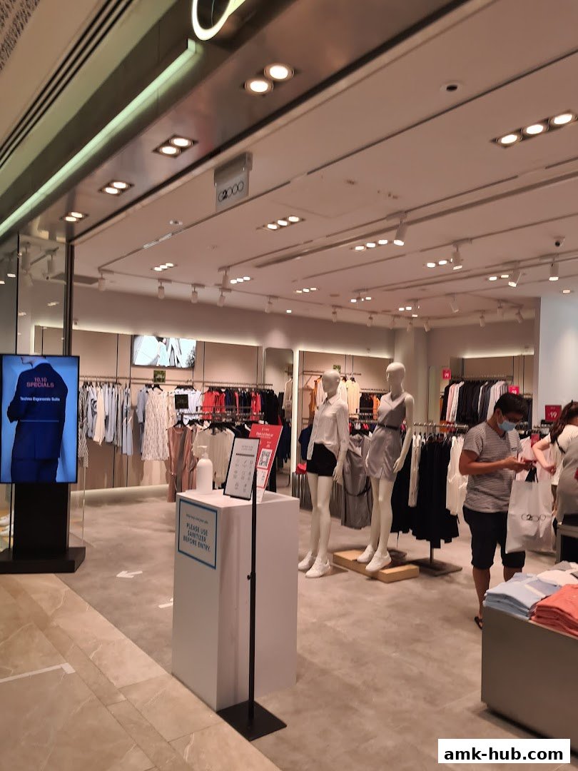 Interior view of a G2000 clothing store with mannequins and apparel on display.
