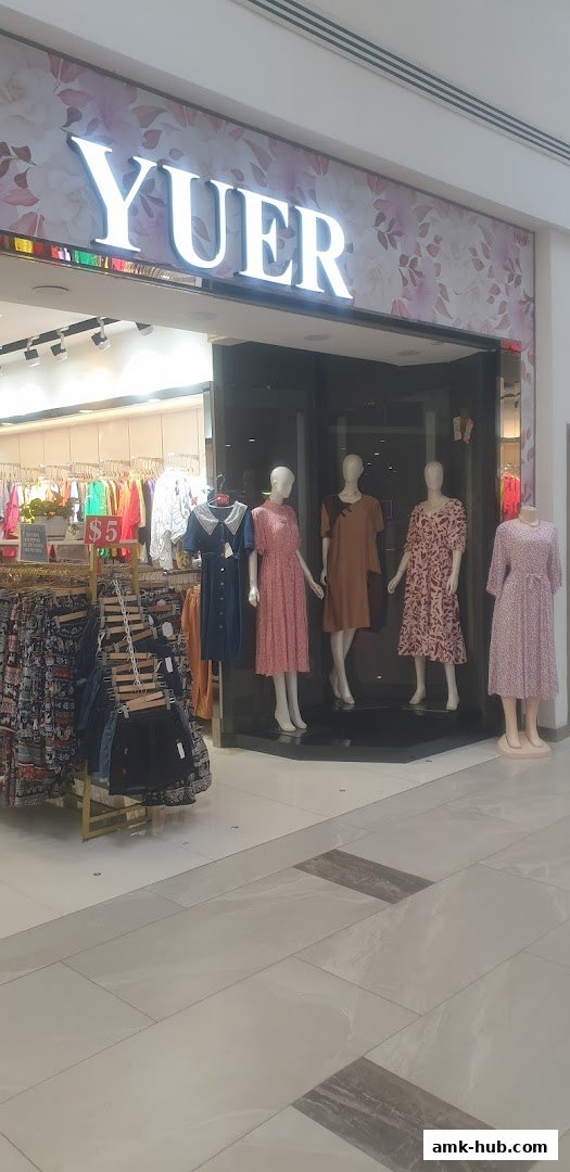 The Yu Er shop front displays fashionable dresses on mannequins and racks outside.