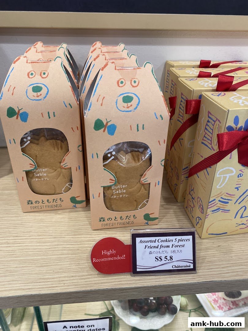 Châteraisé shop display featuring cute bear-themed cookie boxes and gift boxes.