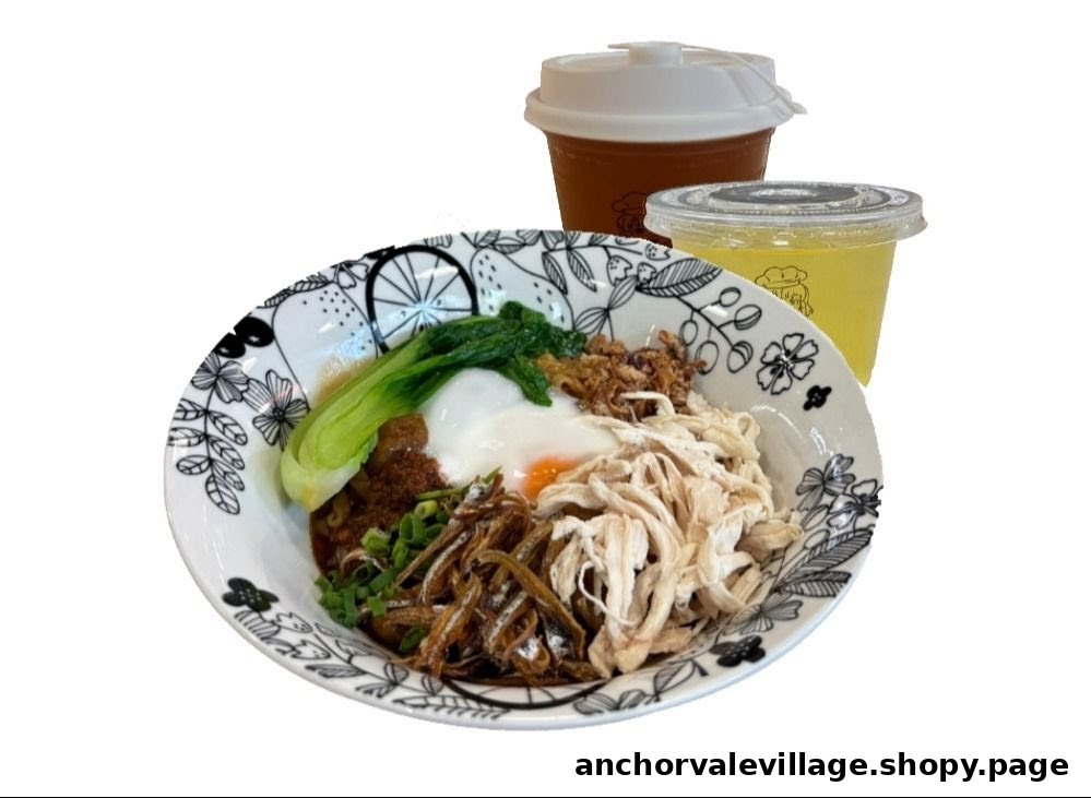 A delicious bowl of noodles with shredded chicken, a poached egg, vegetables, and two refreshing drinks.