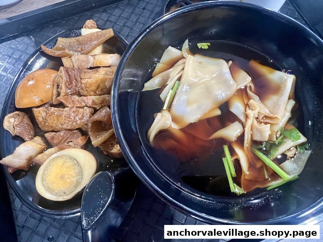A delicious meal featuring braised kway chap with assorted ingredients and flat rice noodles.