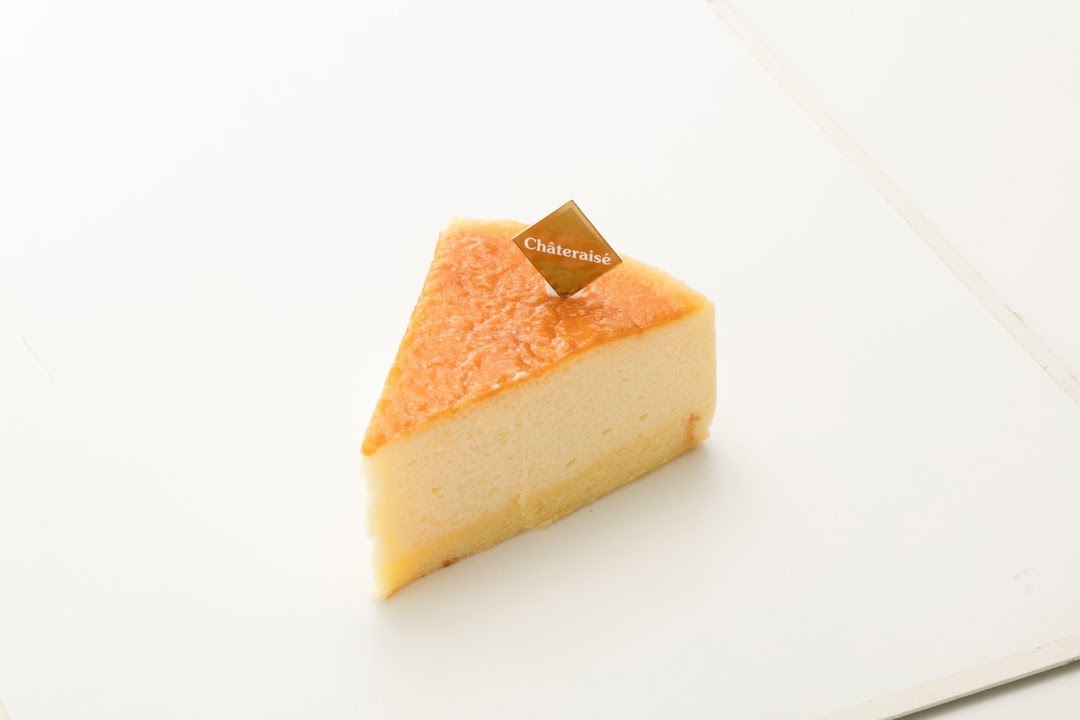 A slice of light-colored cake with a Châteraisé brand tag on a white background.
