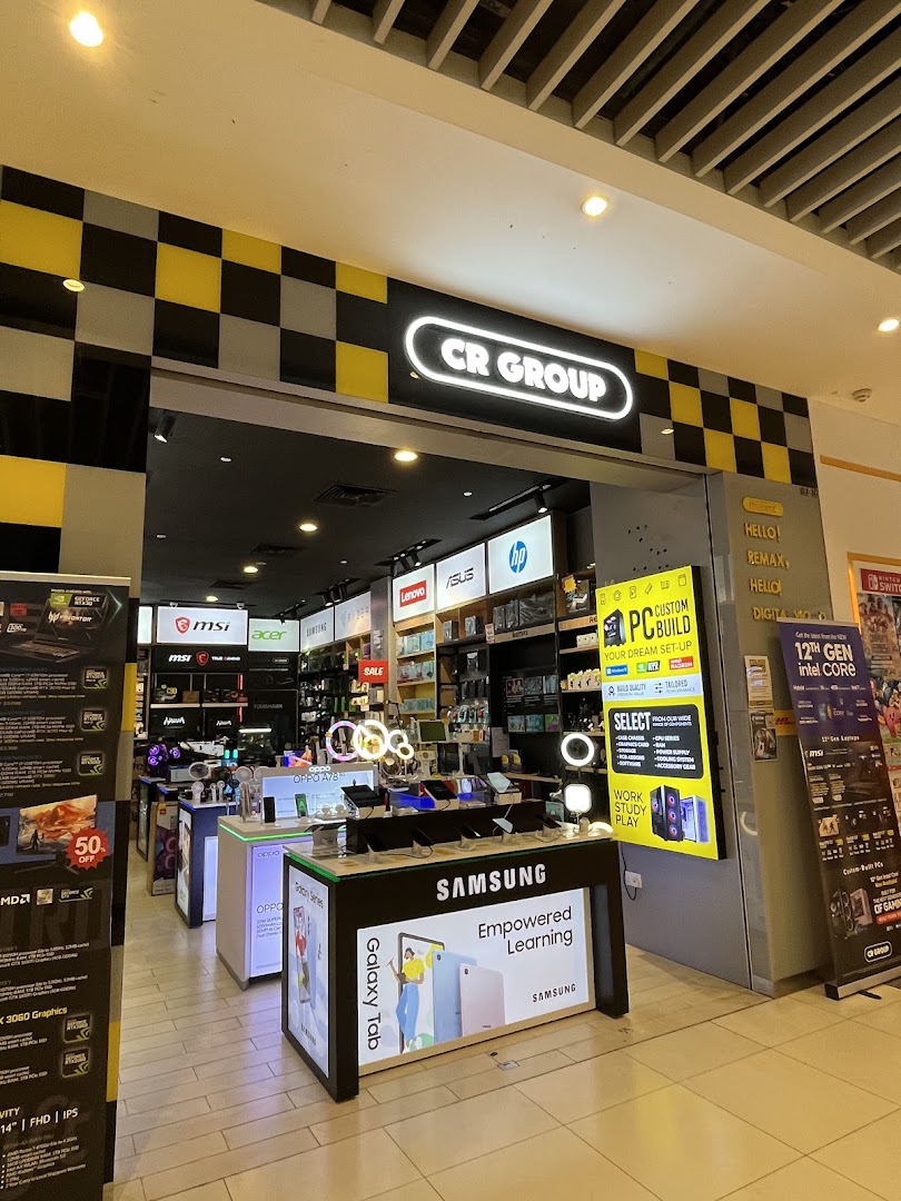 Entrance of an electronics shop with a Samsung display and various tech products.