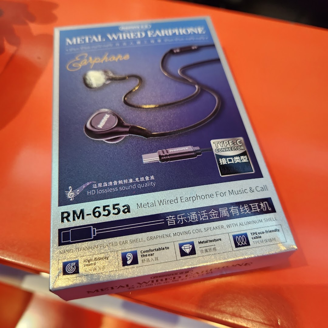 Close-up of a product box for metal wired earphones.