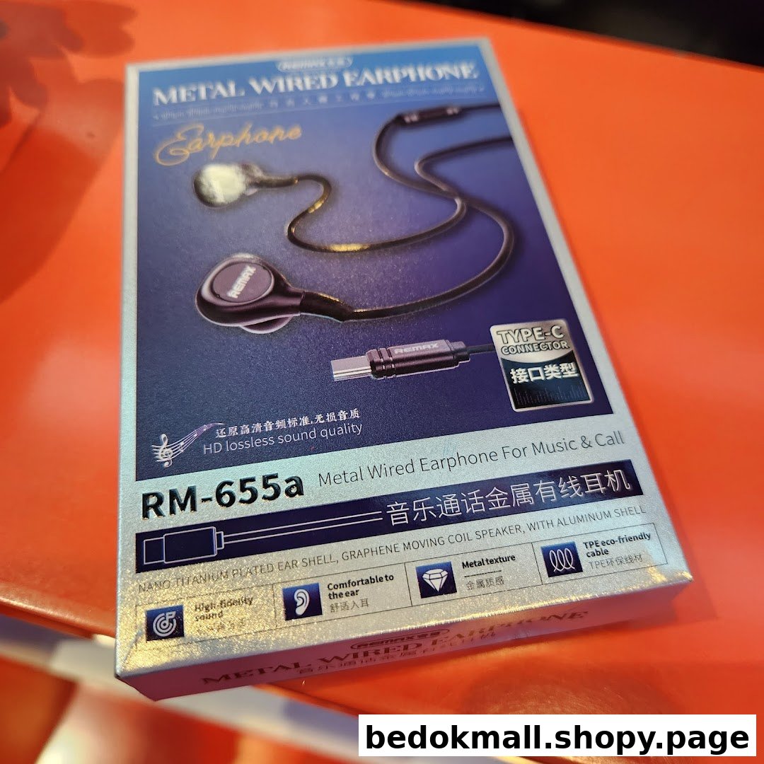 Close-up of a product box for metal wired earphones.