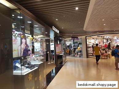 Goldheart jewelry shop front with display windows in a mall corridor.
