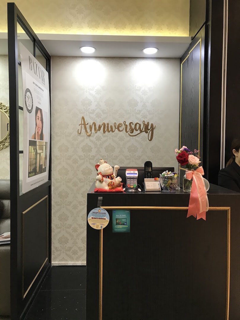 Interior view of a shop's reception counter with a Maneki-neko and flowers.