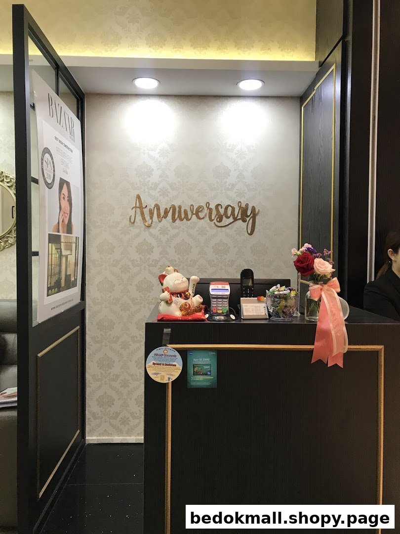 Interior view of a shop's reception counter with a Maneki-neko and flowers.