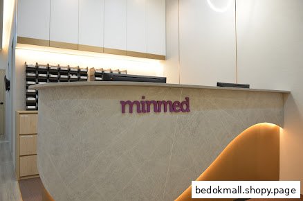 A modern reception desk with the 'minmed' logo in a clinic interior.