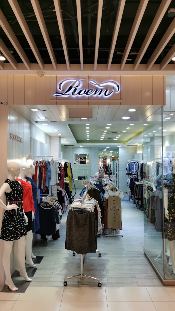 Entrance of Roem clothing shop with mannequins and racks of apparel.