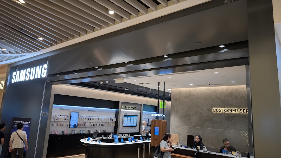 Entrance of a Samsung Experience Store with products and customer service visible inside.
