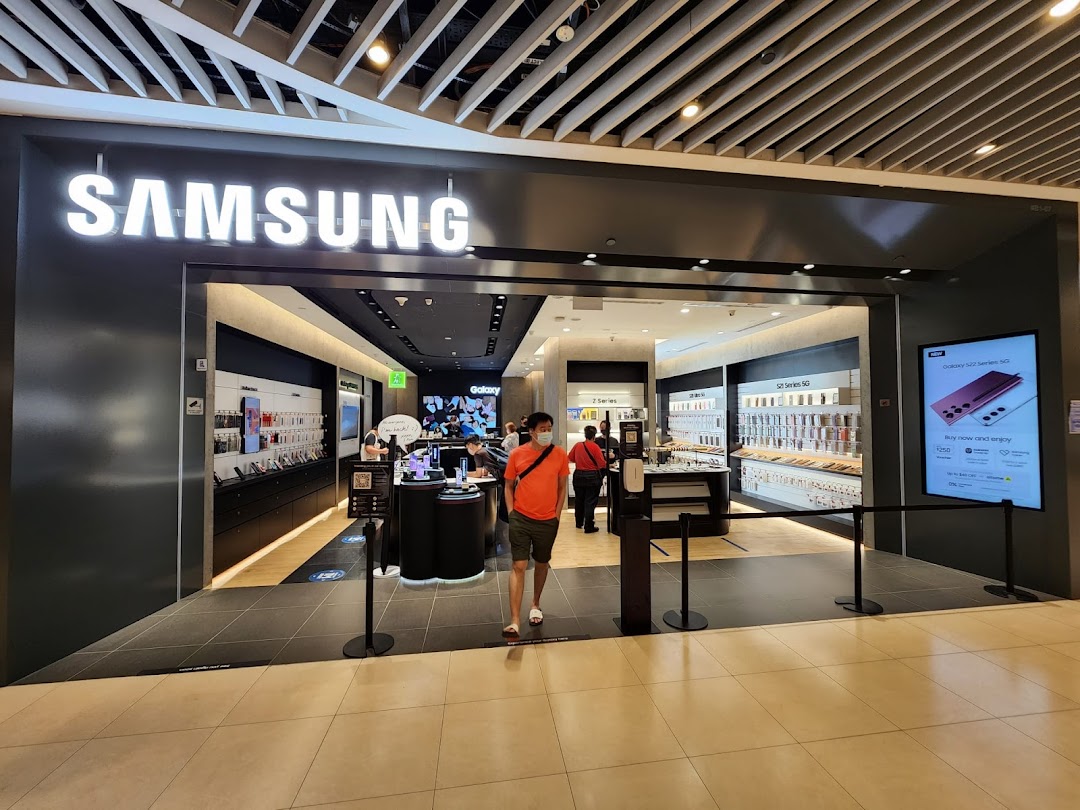 Entrance of a Samsung Experience Store with its logo and interior visible.