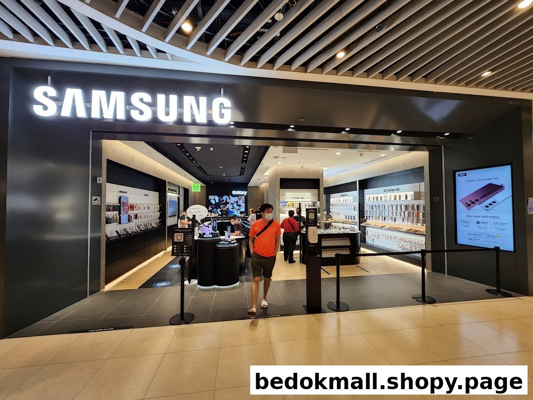 Entrance of a Samsung Experience Store with its logo and interior visible.