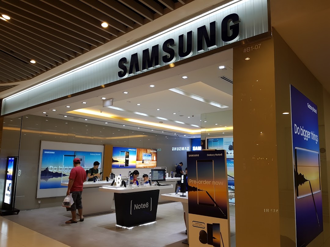 Entrance of a Samsung Experience Store with Galaxy Note8 displays and customers inside.
