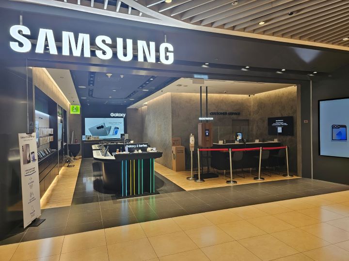 Entrance of a Samsung Experience Store showing interior displays and customer service.