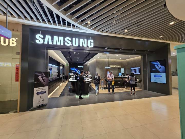 Samsung Experience Store entrance from a mall corridor.