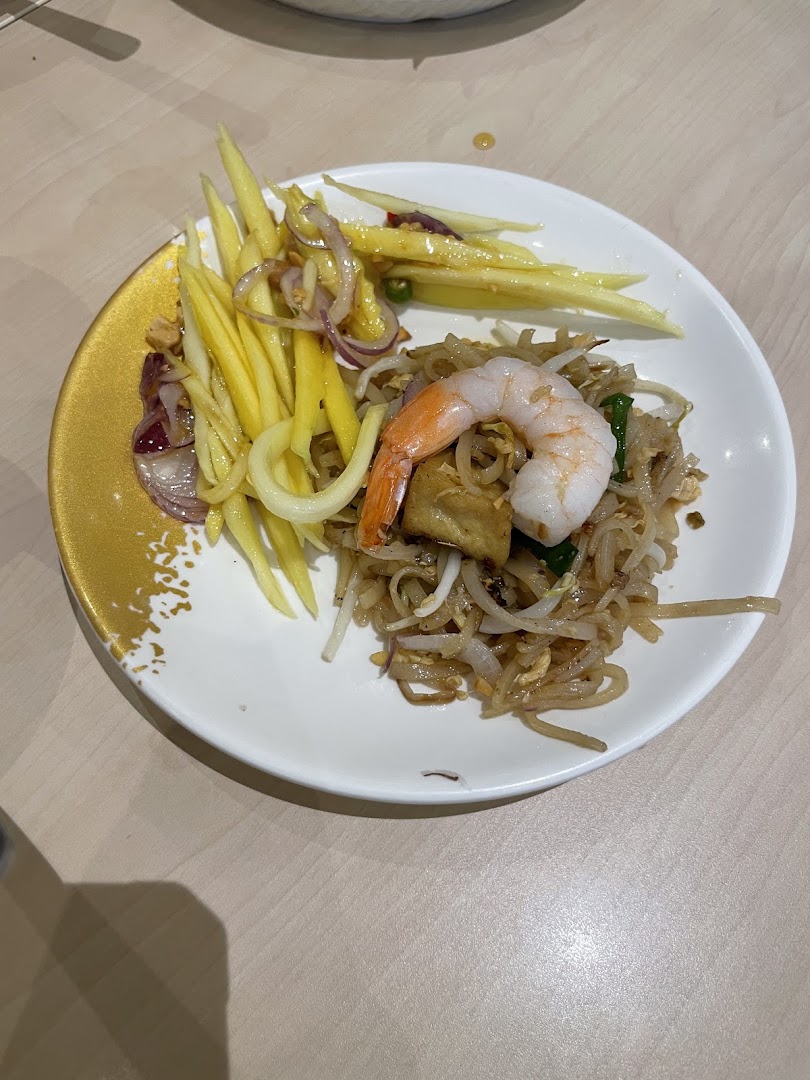 A plate of Pad Thai with shrimp and mango salad.