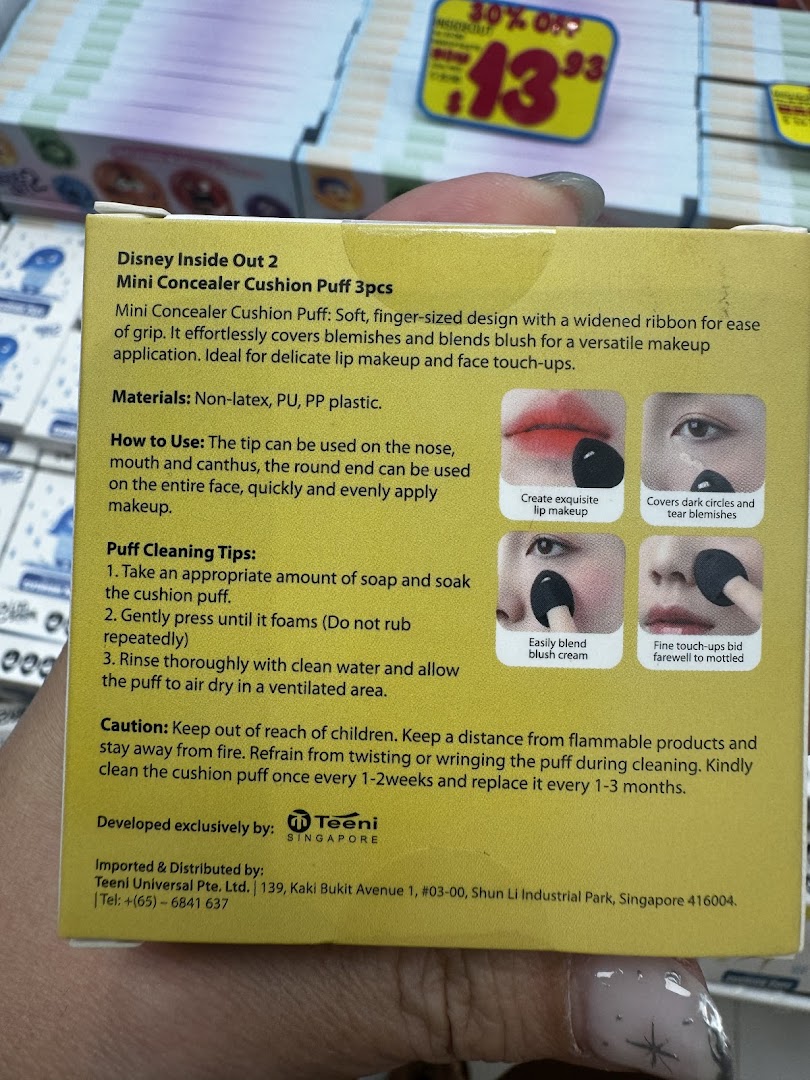 Close-up of a product box for makeup puffs with instructions and illustrations.