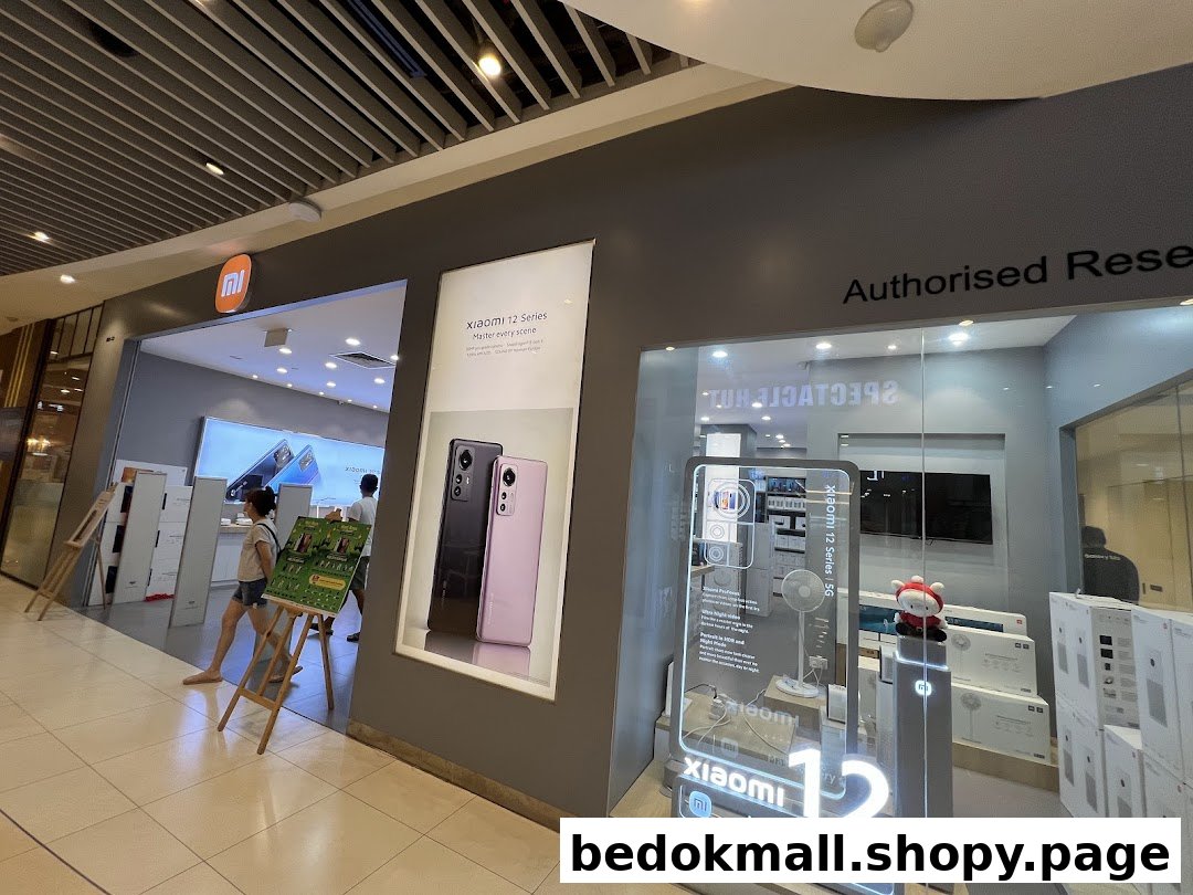 Front of a Xiaomi store with product displays and customers.