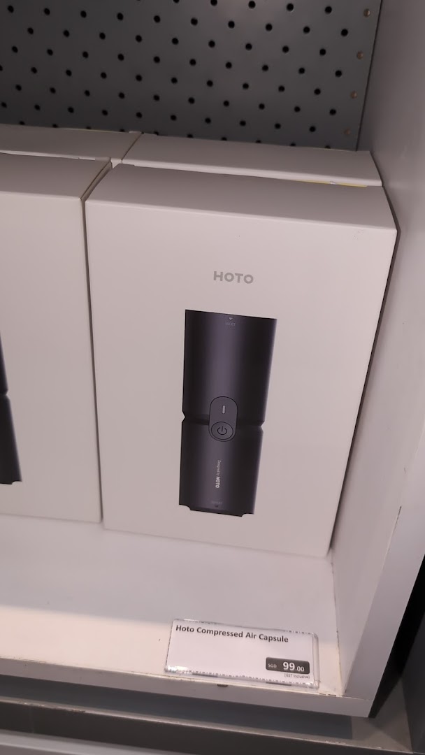 A Hoto Compressed Air Capsule product box is displayed on a shelf with a price tag.