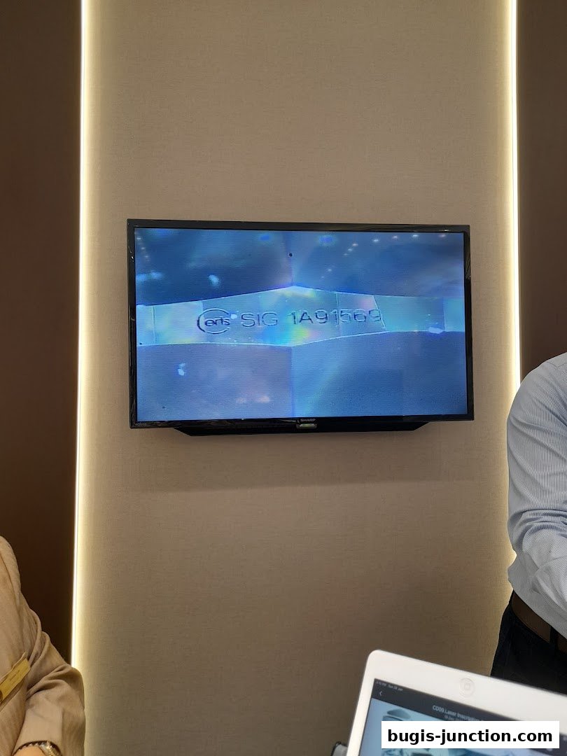 A television screen displays a diamond with laser inscription details.
