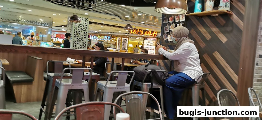 People dining at The Soup Spoon with a view of other mall shops.