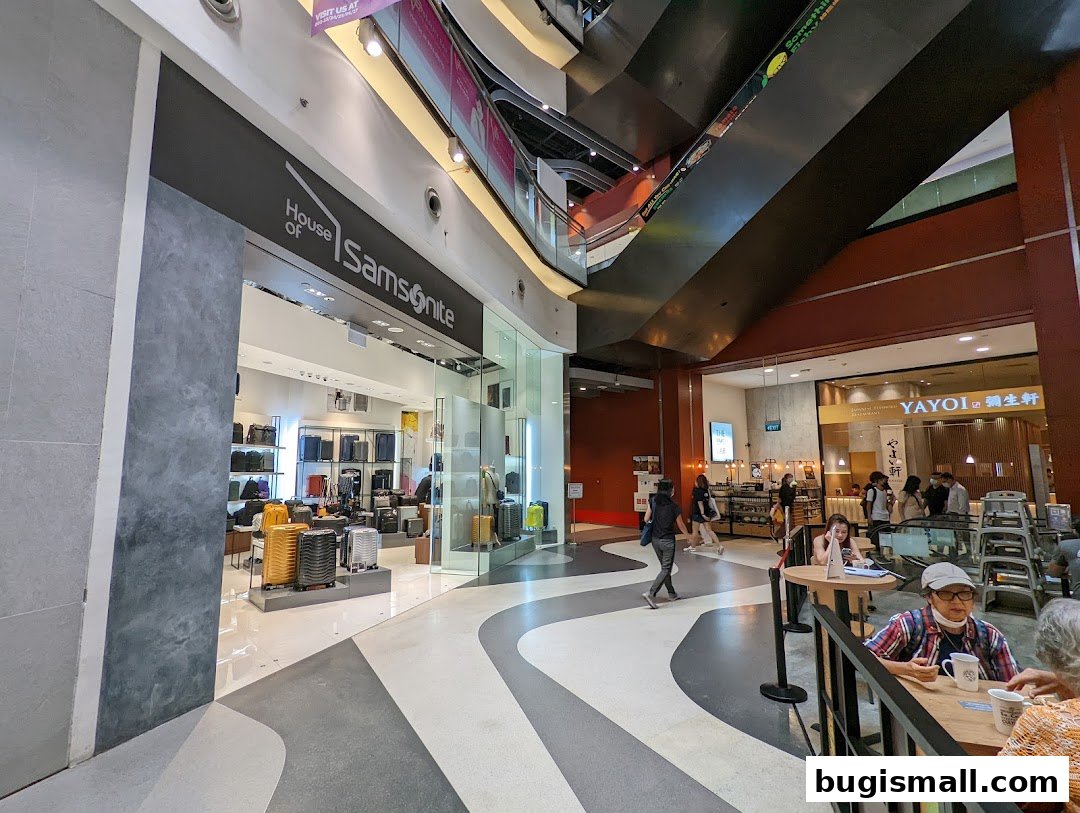 The Samsonite store entrance is visible, showcasing various luggage and bags.