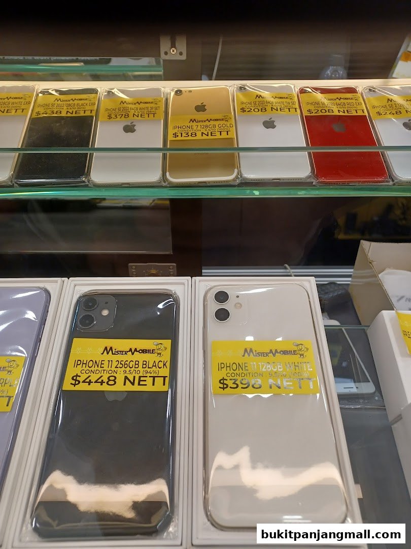 Display of various iPhone models with prices and conditions at Mister Mobile.