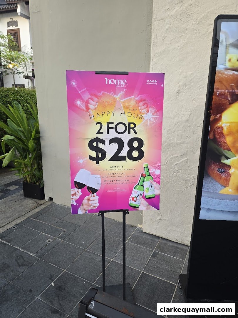 A promotional sign for Home Dusk Live House's happy hour deal.