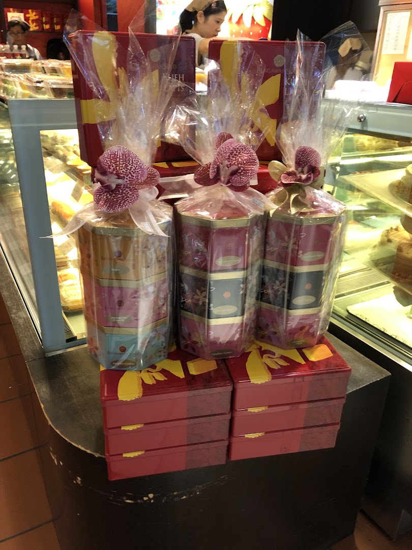 Beautifully packaged gift sets and treats displayed at Bengawan Solo, perfect for special occasions.