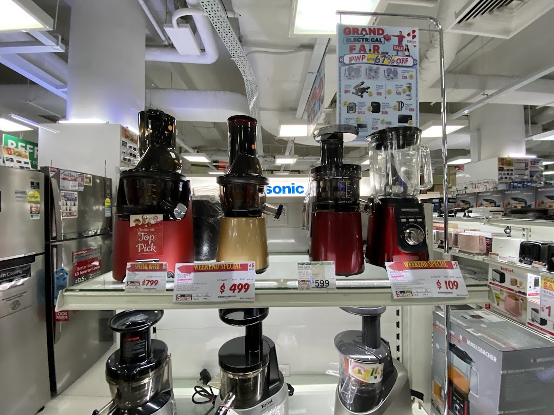 A display of modern kitchen appliances, including juicers and blenders, with promotional offers at Best Denki.