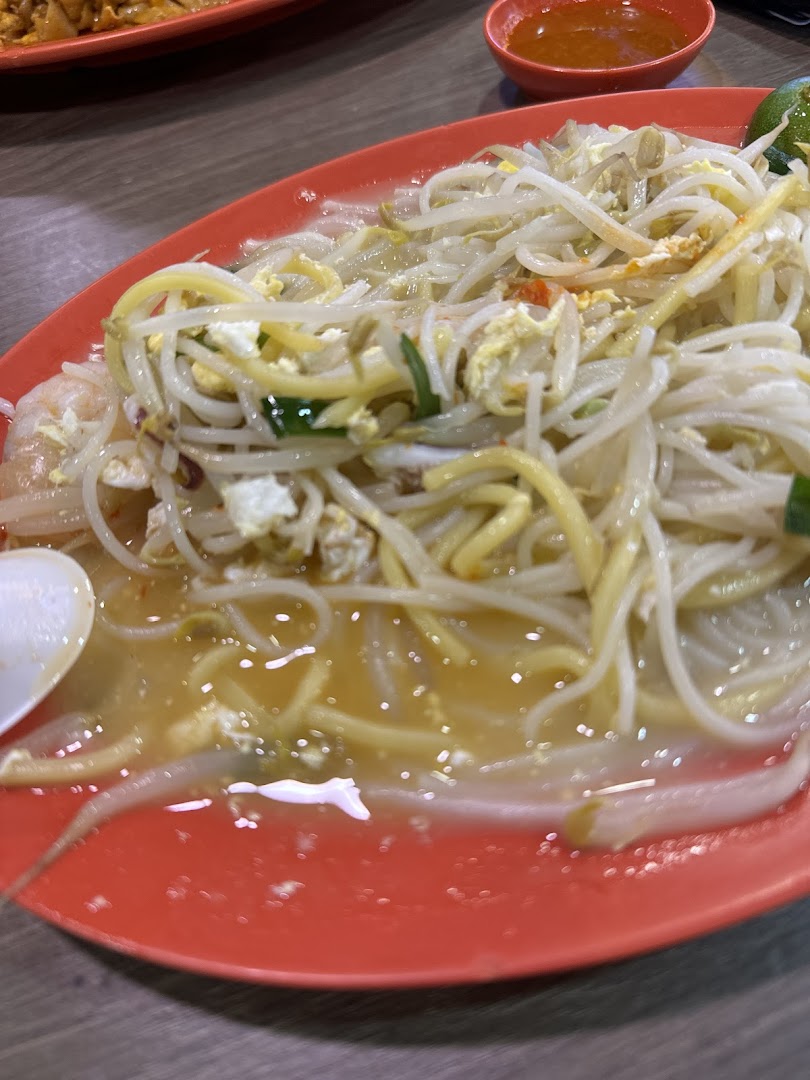 A close-up of a delicious plate of Hokkien Mee with noodles, bean sprouts, and eggs.