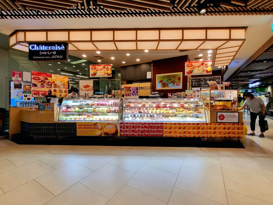 A vibrant Châteraisé patisserie shop front showcasing display cases filled with an array of Japanese cakes and pastries.