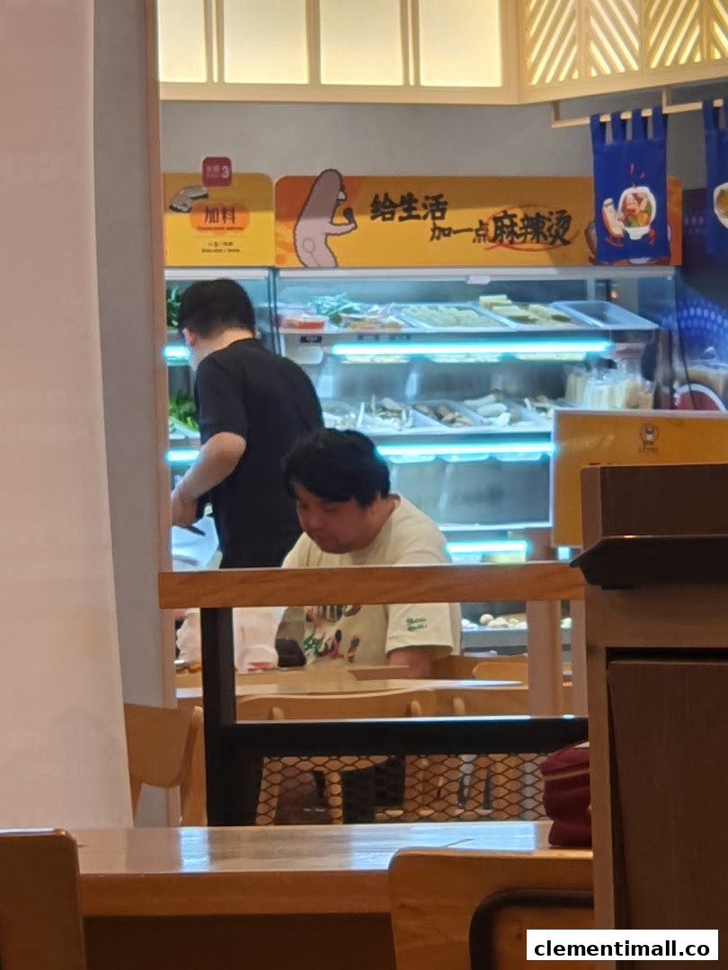 Diners and staff interact near the fresh ingredient display at Gong Yuan Ma La Tang.