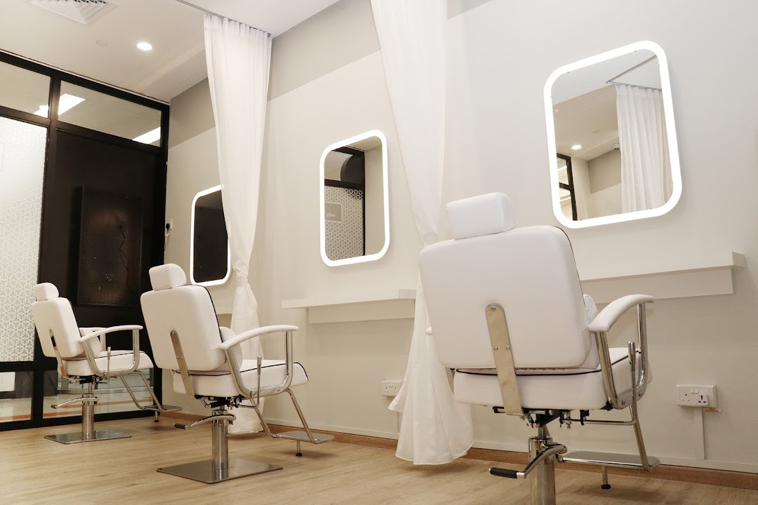Interior view of Kskin showing multiple white treatment chairs with illuminated mirrors and privacy curtains.