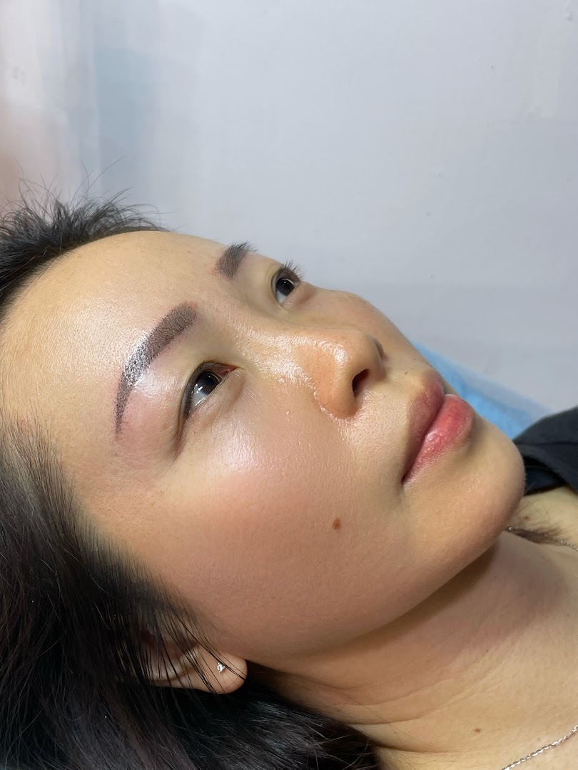 Close-up of a client's face showcasing freshly done eyebrows at La Vida.