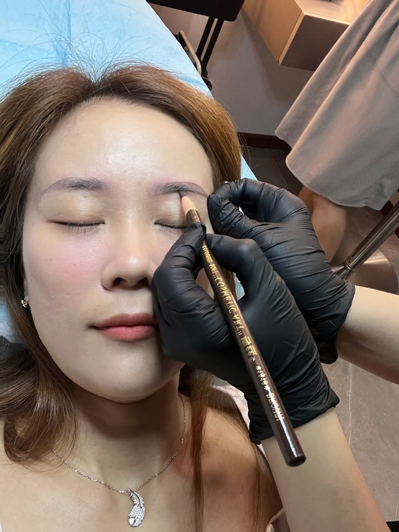 A close-up of a client receiving an eyebrow enhancement service at La Vida.