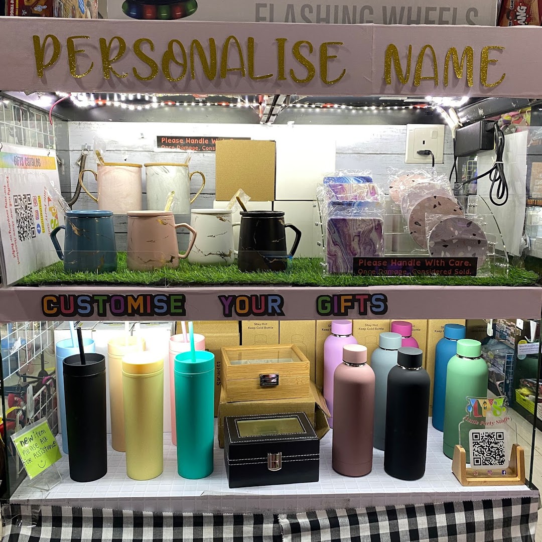 A display of customizable gifts including marble-patterned mugs and colorful insulated bottles.