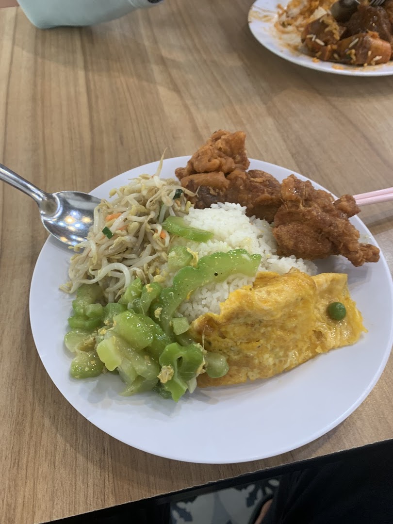 A delicious plate of rice with fried chicken, stir-fried vegetables, and an omelette.