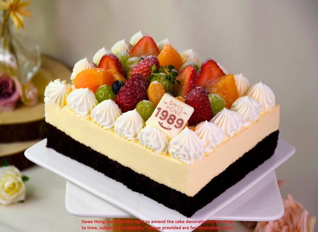 A delicious fruit-topped cake with cream frosting from Swee Heng 1989 Classic.